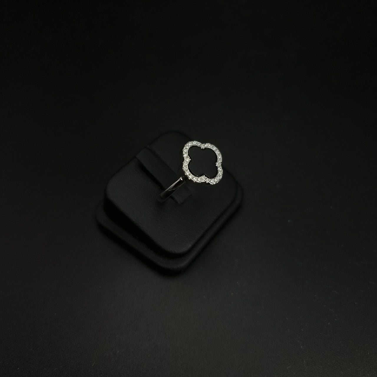 Black 4 Leaves Flower Set