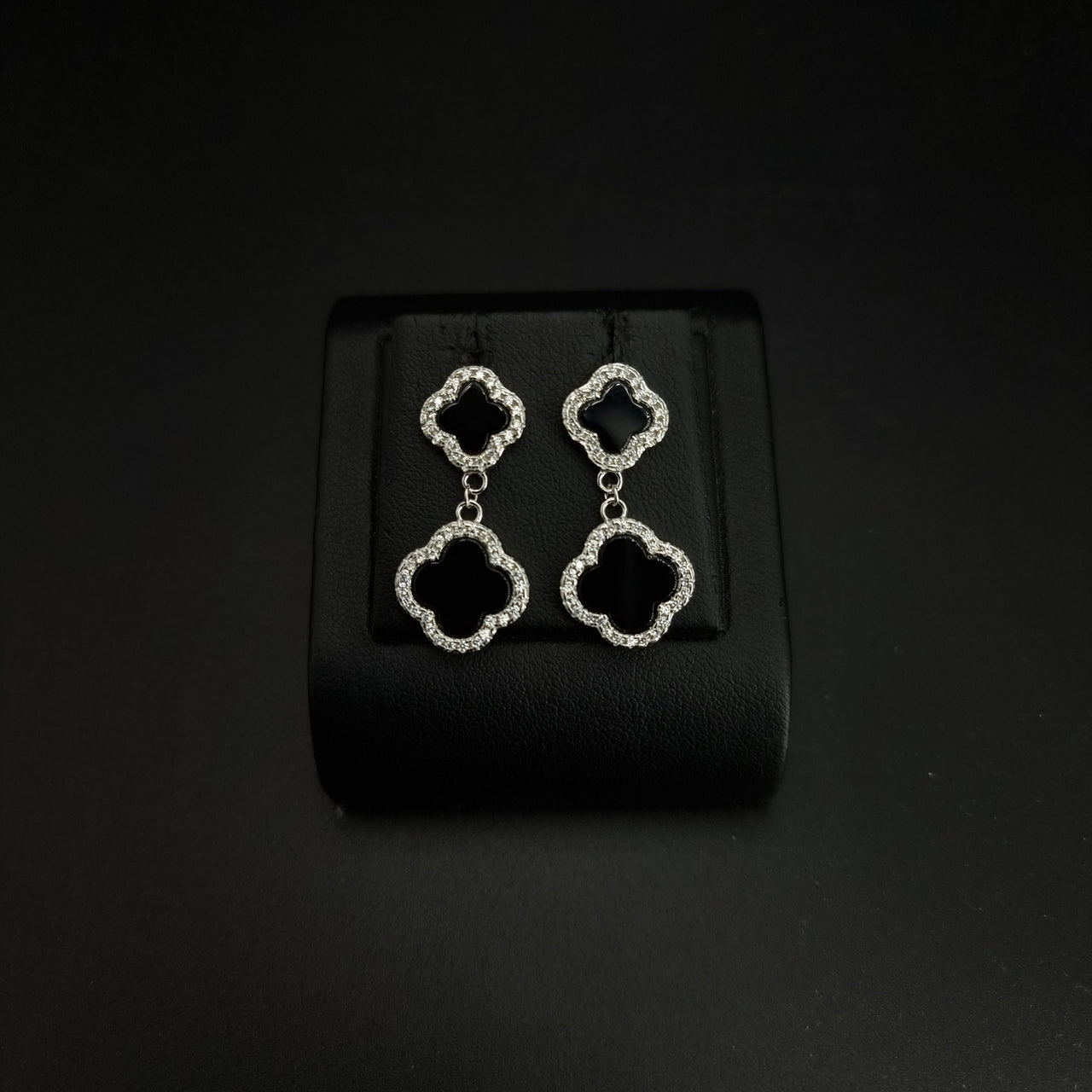 Black 4 Leaves Flower Set