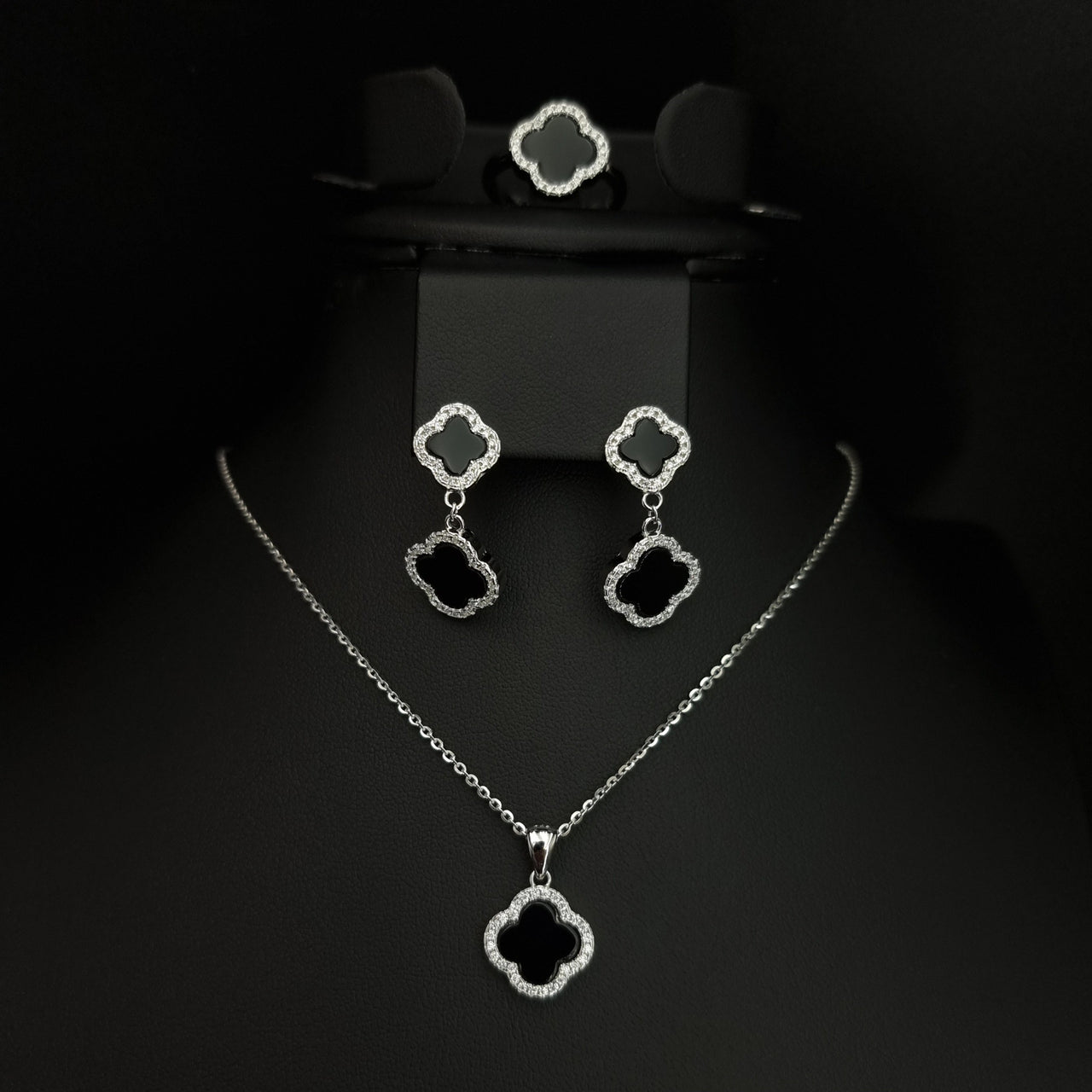 Black 4 Leaves Flower Set